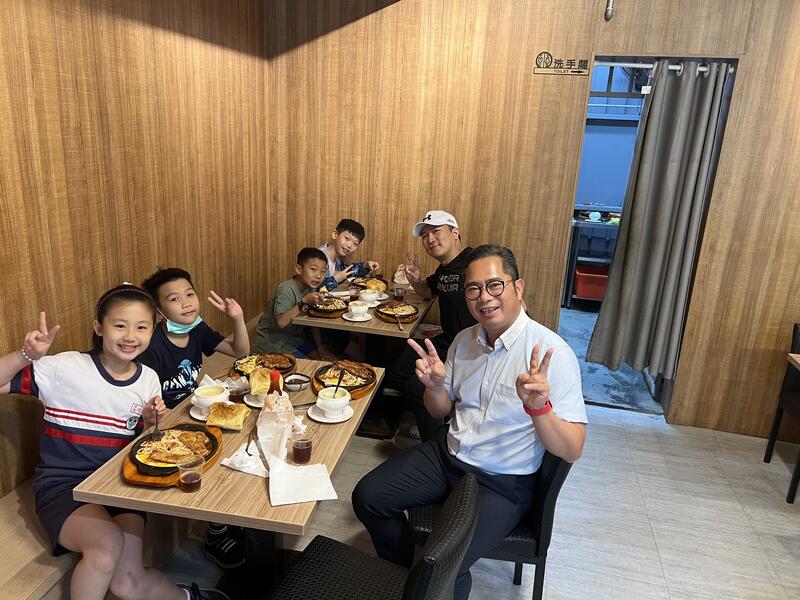 連結到樟樹國小學生表現優異獎勵餐敘活動師生合影