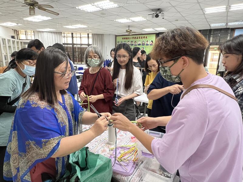 連結到樟樹國小辦理教師與家長多元文化手工藝工作坊活動照片
