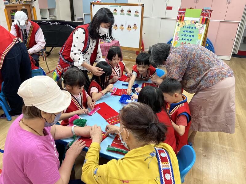 連結到113學年度-樟樹附幼沉浸式族語老幼共學製作情人袋活動