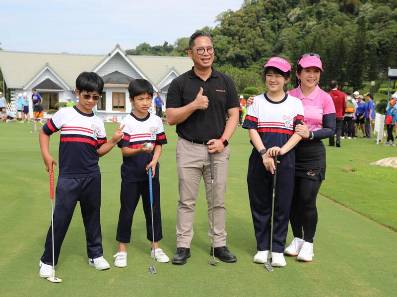 連結到樟樹國小師生參加高爾夫球推桿體驗活動合影