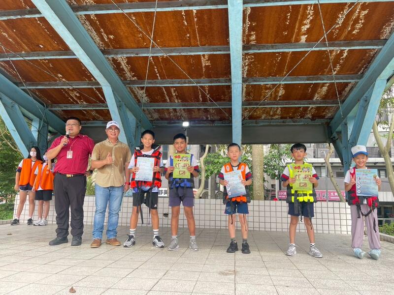 連結到樟樹國小學生參與防溺教育宣導活動穿著救生衣合影
