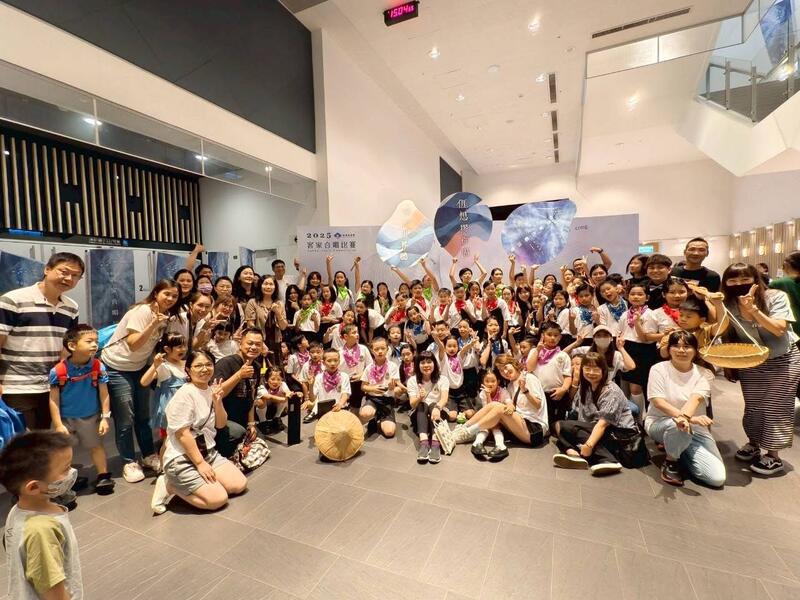 連結到樟樹國小參加新北市客家合唱比賽獲獎賽後大合照