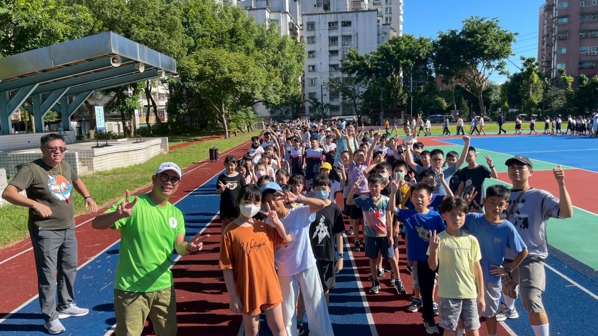 樟樹國小運動會師生合照